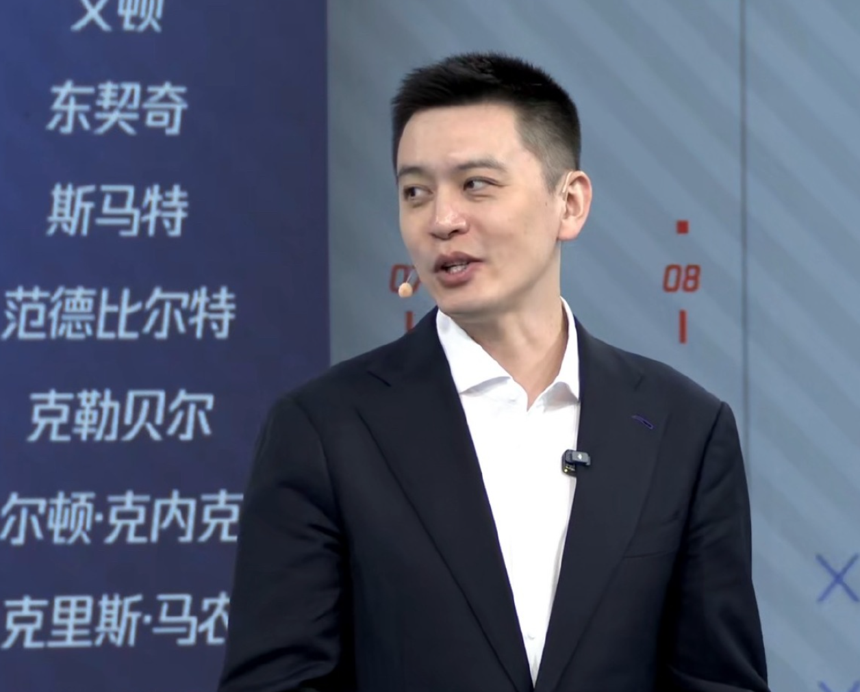 28圈网页-杨鸣离职后状态极佳，黑眼圈消失，解说完NBA还将参加杯赛开幕式